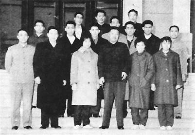 1965年賀龍副總理和出訪北歐勝利歸來的我國羽毛球運動員合影.jpg
