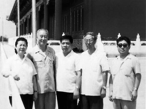 【補稿】1985年夏天，丁一嵐（左一）、齊越（左二）與本文作者（左四）在天安門城樓上。.jpg