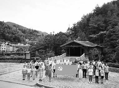 來自各地的干部群眾在壽寧下黨鸞峰橋頭過黨日活動。.jpg