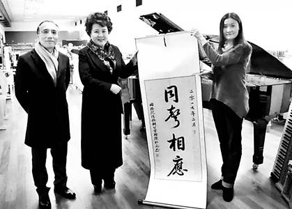 中國國僑辦主任裘援平訪問奧地利時參觀白琳的鋼琴廠.jpg