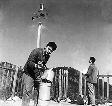學生們在氣象站測量天氣預報數字.jpg
