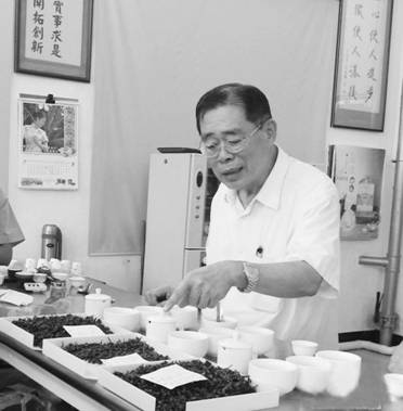 李瑞河在品評鑒定茶葉的等級。 　.jpg