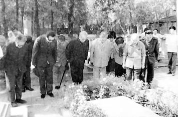 王震等領導在馬寒冰墓前悼念.jpg