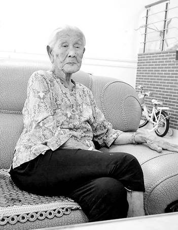 93歲歸僑謝美英老人。林長華攝.jpg