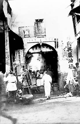 這張老照片巷子口坊牌上寫的“魁輔里”，也就是今天的福州南街和南后街間的吉庇路。.jpeg