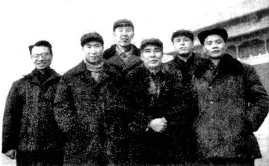 賀敏學（左四）參加全國工業交通工作會議時在天安門前留影.jpg