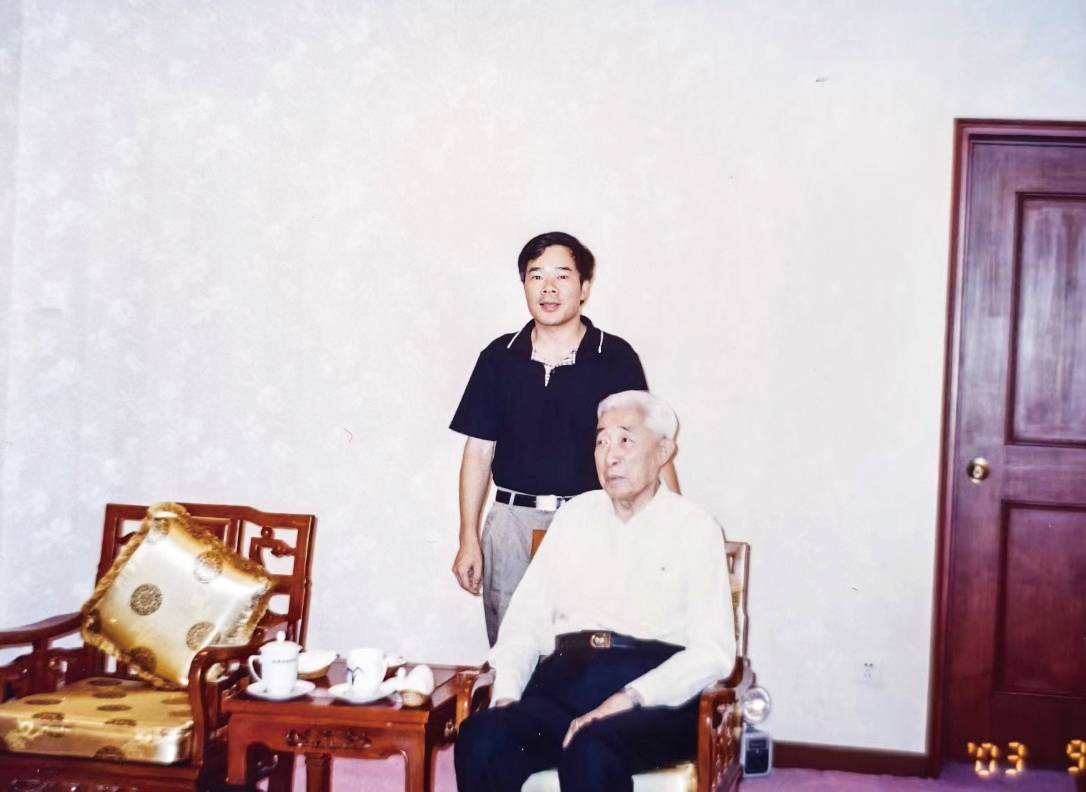 陸開錦與丁石孫先生合影(1).jpg